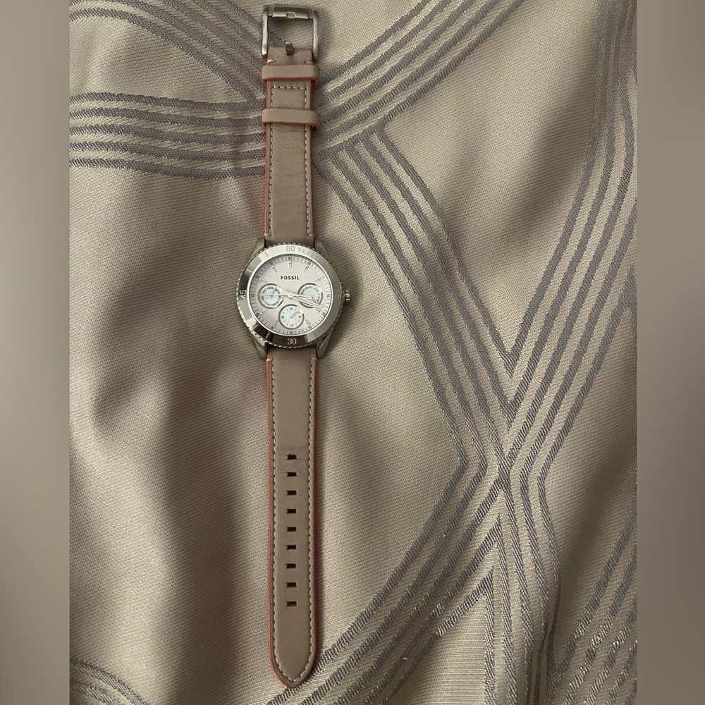 Fossil Watch With Interchangeable Bands - image 4